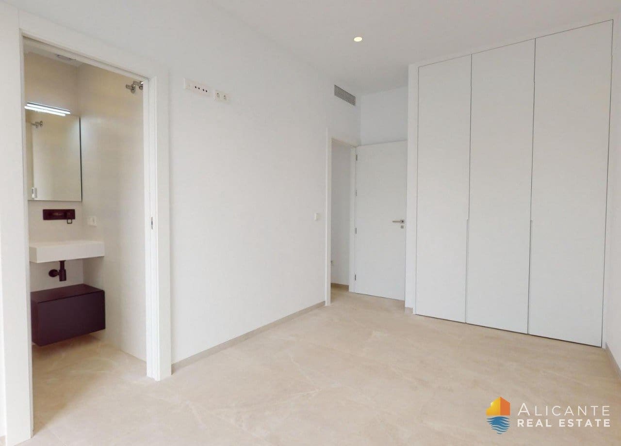 Chalet de 3 habitaciones en Los Alcázares en venta con piscina - 689.900 € (Ref: 7723200)