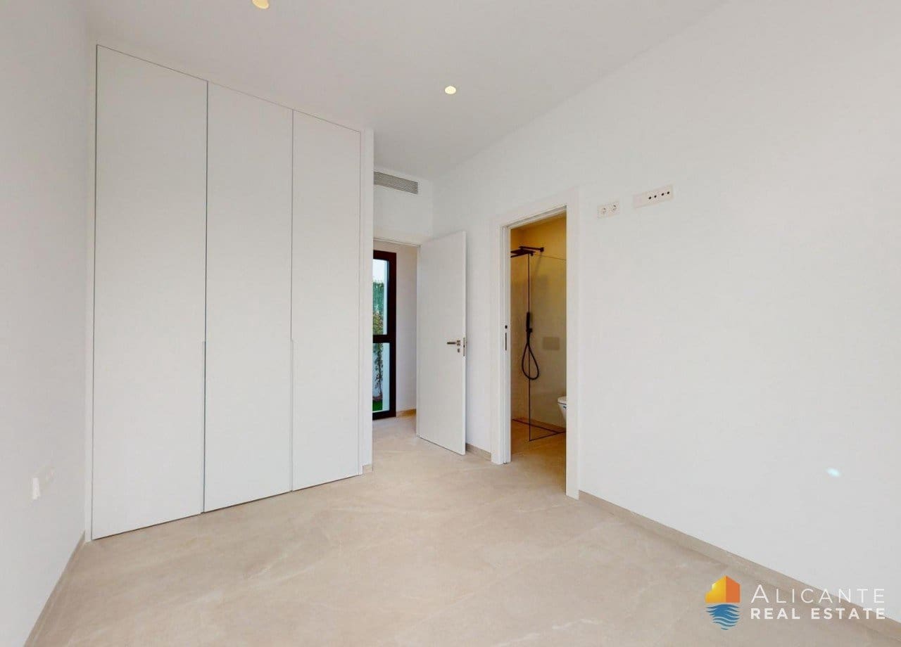 Chalet de 3 habitaciones en Los Alcázares en venta con piscina - 689.900 € (Ref: 7723200)