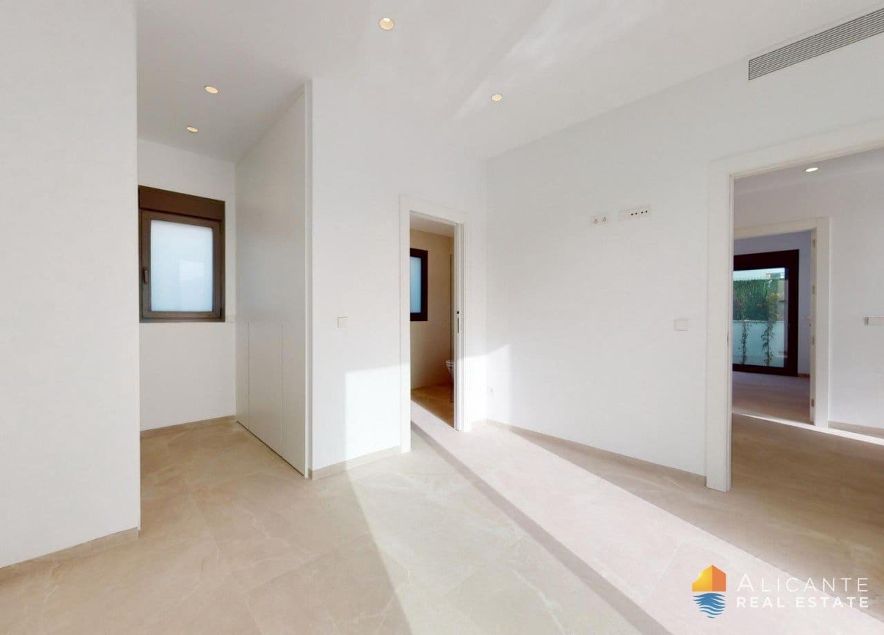 Chalet de 3 habitaciones en Los Alcázares en venta con piscina - 689.900 € (Ref: 7723200)