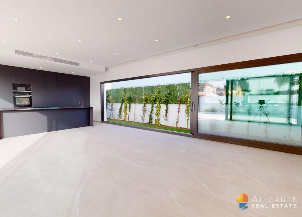 Chalet de 3 habitaciones en Los Alcázares en venta con piscina - 689.900 € (Ref: 7723200)