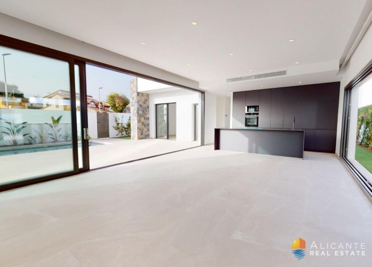 Chalet de 3 habitaciones en Los Alcázares en venta con piscina - 689.900 € (Ref: 7723200)