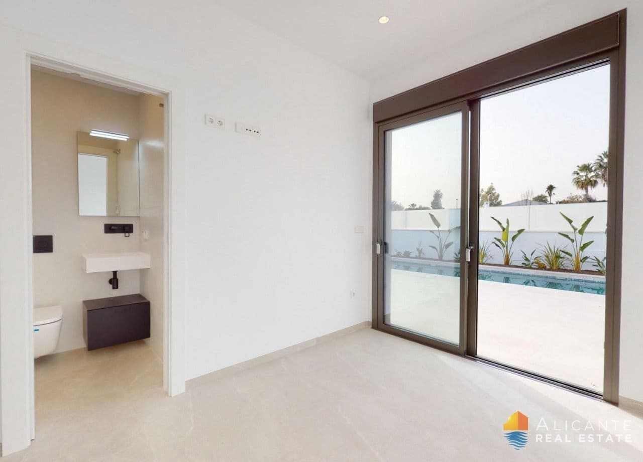 Chalet de 3 habitaciones en Los Alcázares en venta con piscina - 689.900 € (Ref: 7723200)