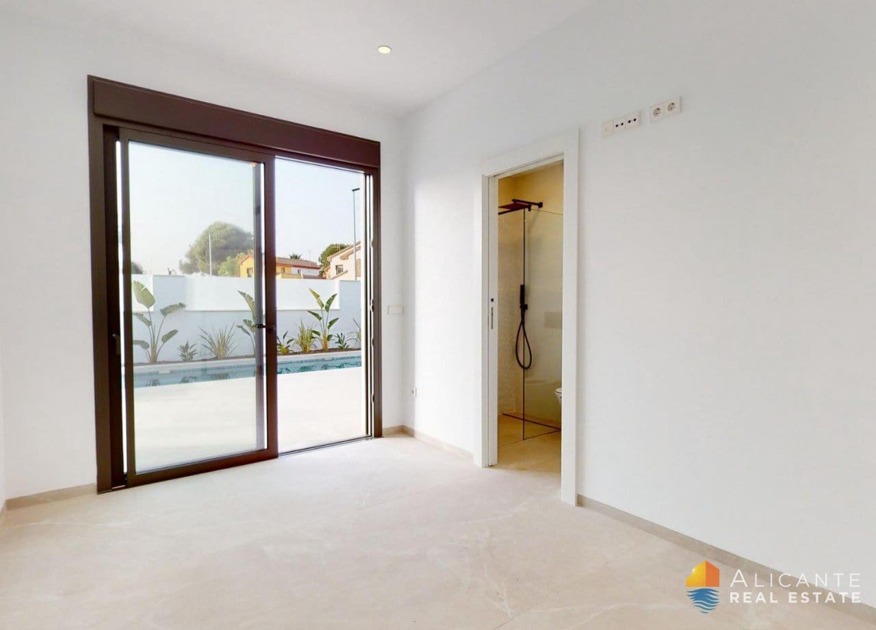 Chalet de 3 habitaciones en Los Alcázares en venta con piscina - 689.900 € (Ref: 7723200)