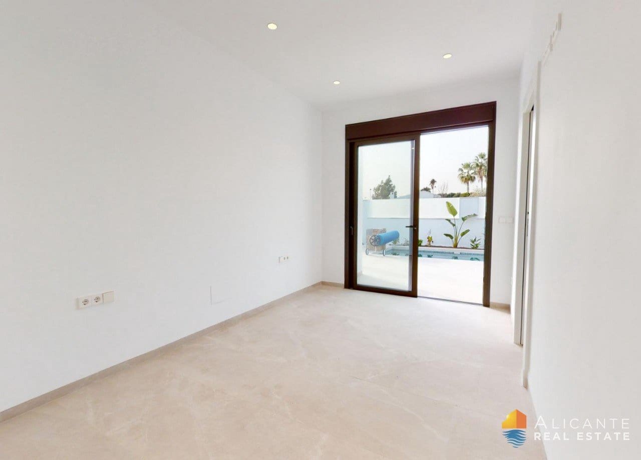 Chalet de 3 habitaciones en Los Alcázares en venta con piscina - 689.900 € (Ref: 7723200)