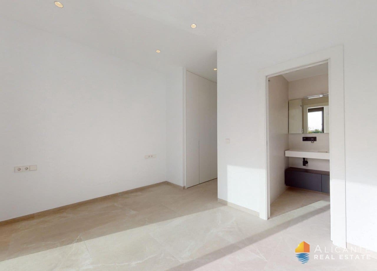 Chalet de 3 habitaciones en Los Alcázares en venta con piscina - 689.900 € (Ref: 7723200)