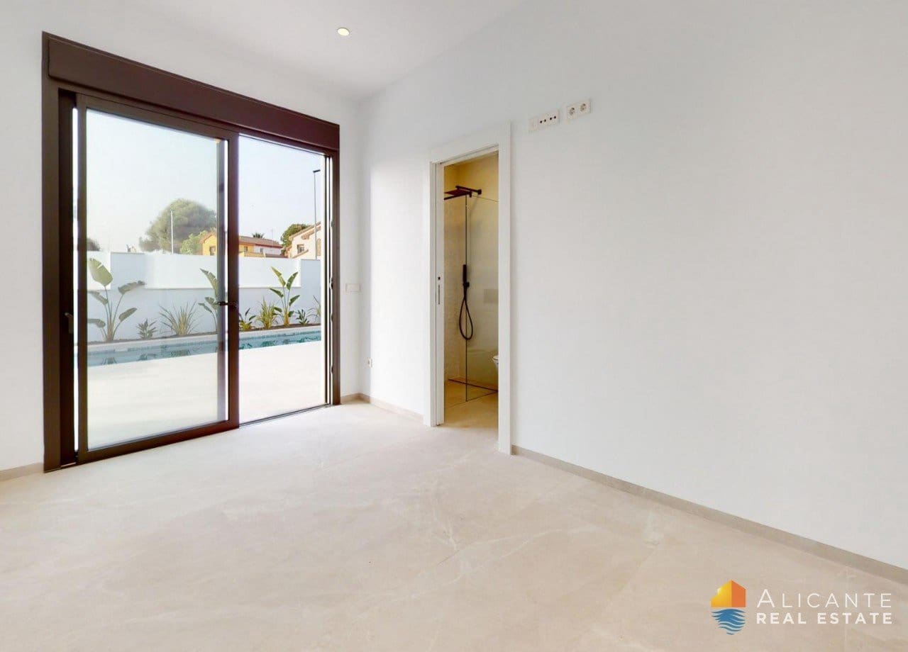 Chalet de 3 habitaciones en Los Alcázares en venta con piscina - 689.900 € (Ref: 7723200)