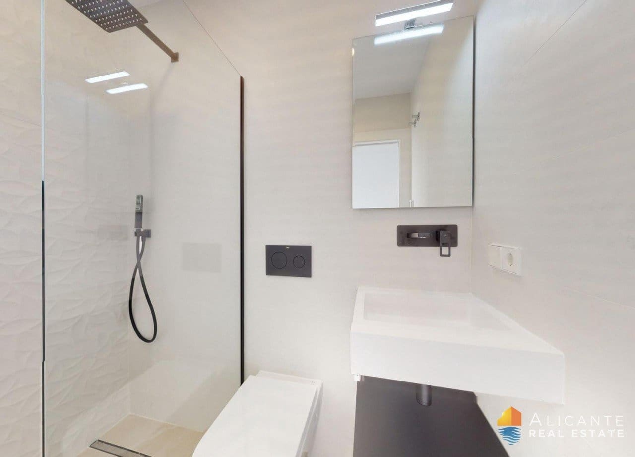 Chalet de 3 habitaciones en Los Alcázares en venta con piscina - 689.900 € (Ref: 7723200)