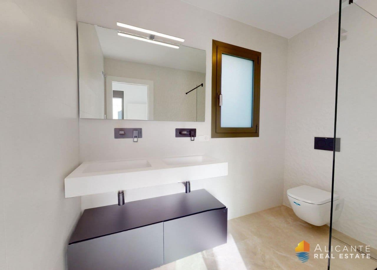 Chalet de 3 habitaciones en Los Alcázares en venta con piscina - 689.900 € (Ref: 7723200)