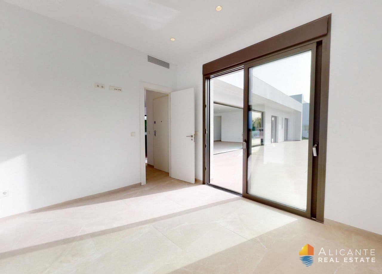 Chalet de 3 habitaciones en Los Alcázares en venta con piscina - 689.900 € (Ref: 7723200)