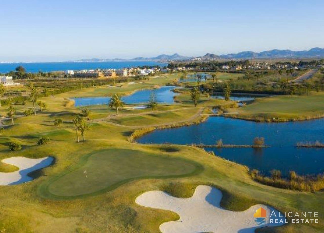 Chalet de 3 habitaciones en Los Alcázares en venta con piscina - 689.900 € (Ref: 7723200)