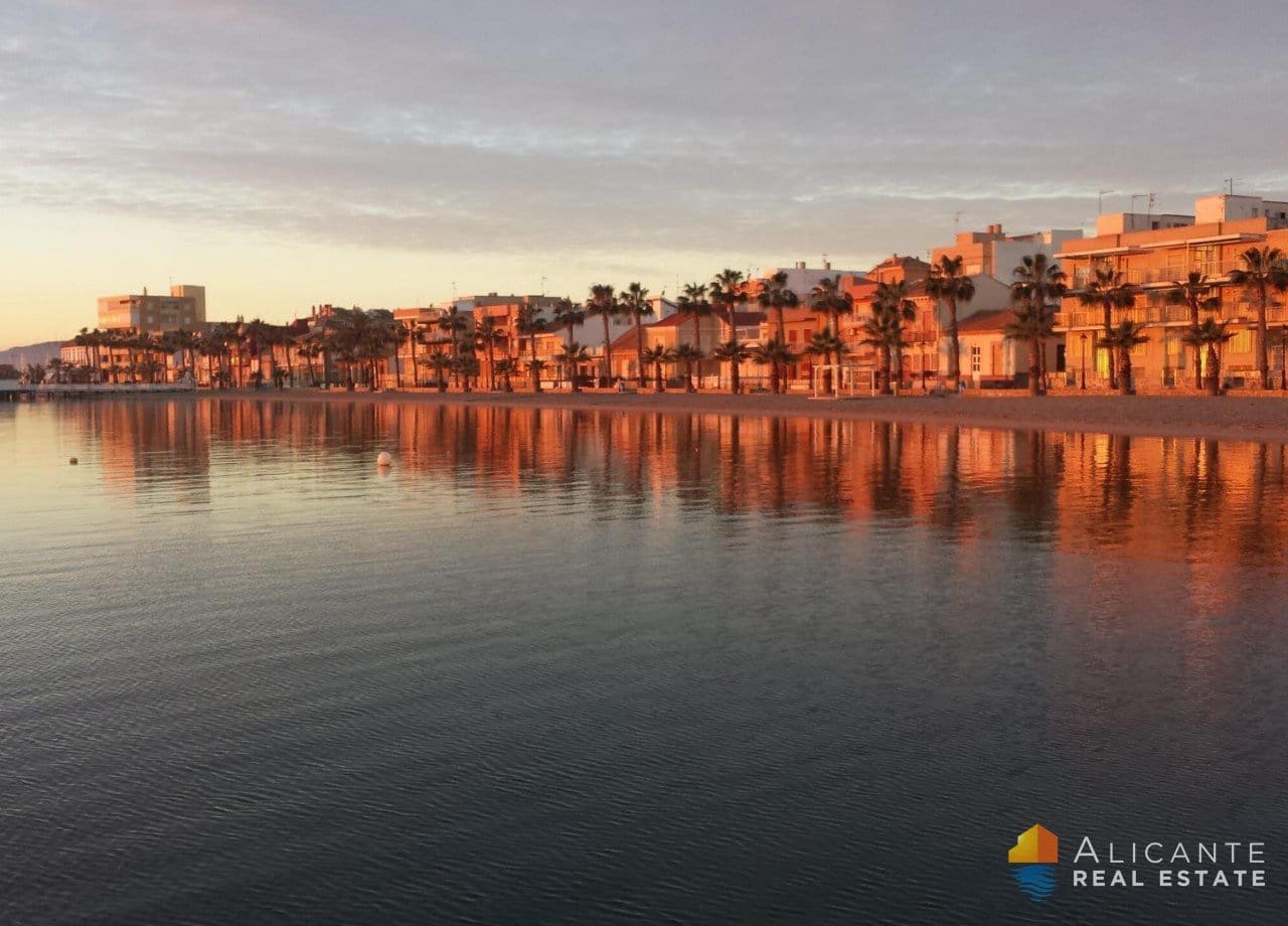 Chalet de 3 habitaciones en Los Alcázares en venta con piscina - 689.900 € (Ref: 7723200)