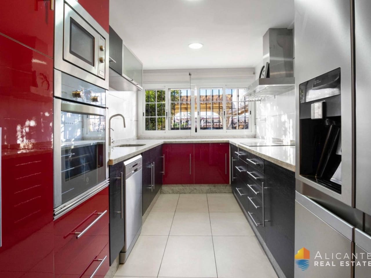 5 bedroom Villa for sale in La Florida with pool - € 350,000 (Ref: 7849832)