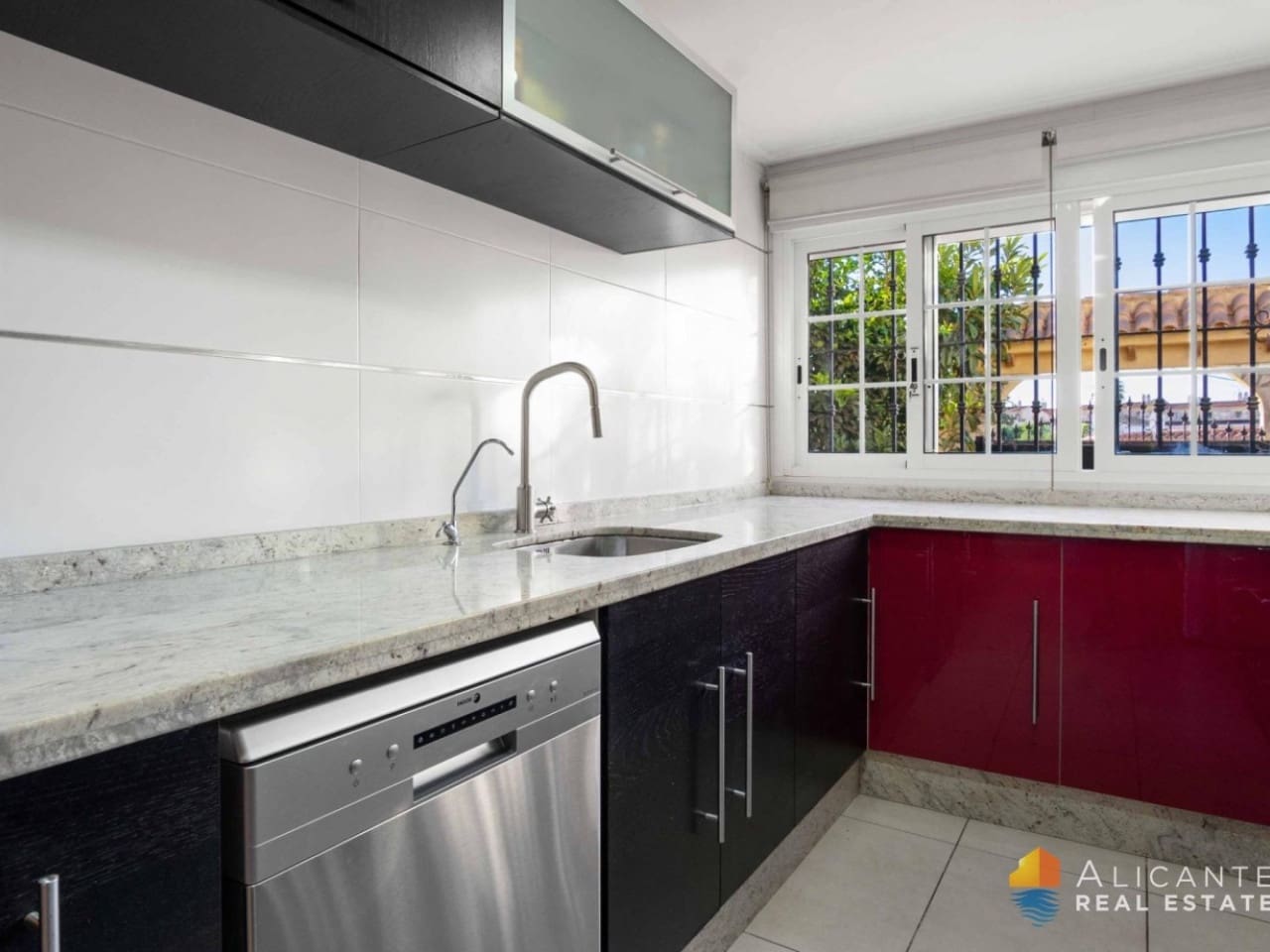 5 bedroom Villa for sale in La Florida with pool - € 350,000 (Ref: 7849832)