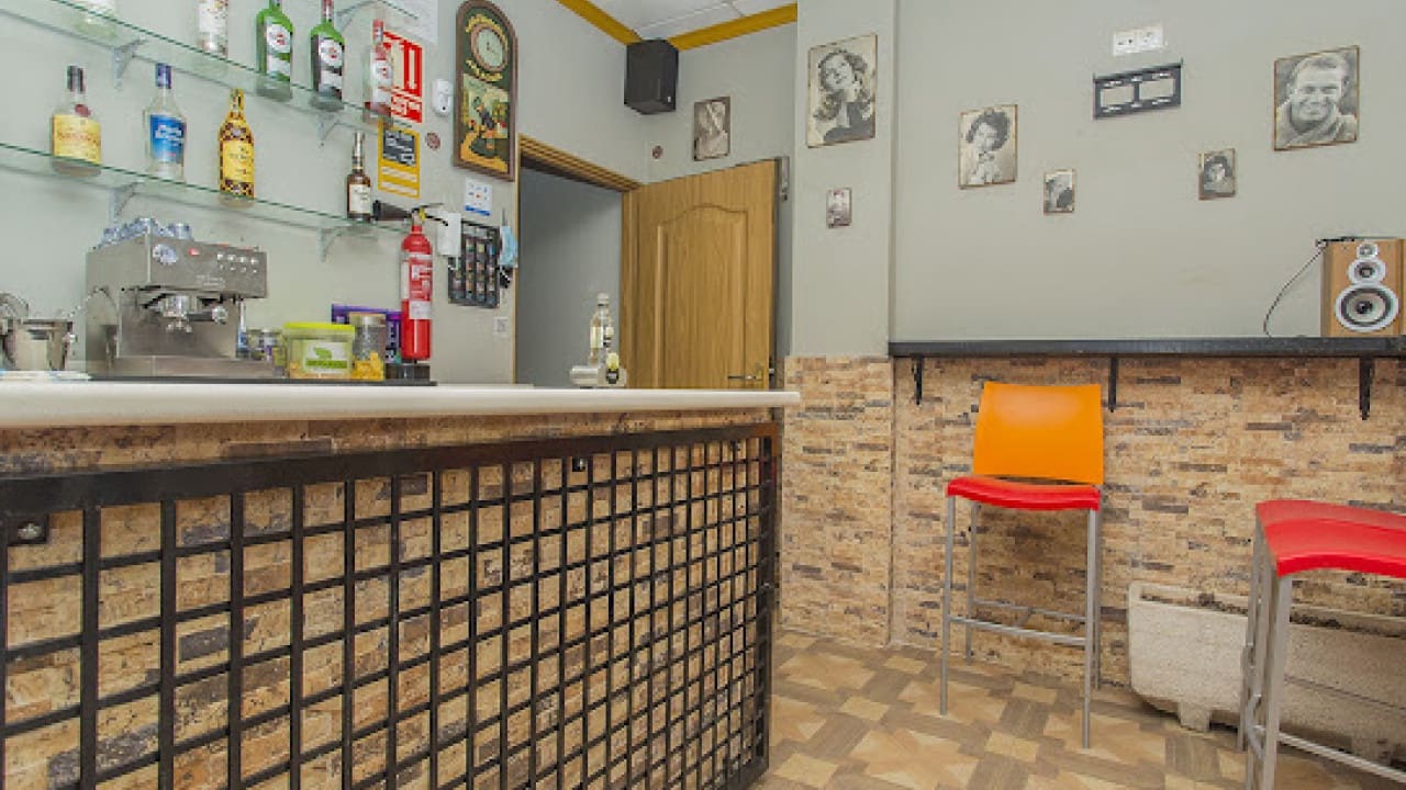 Commercial for sale in Torrevieja - € 378,000 (Ref: 7858223)