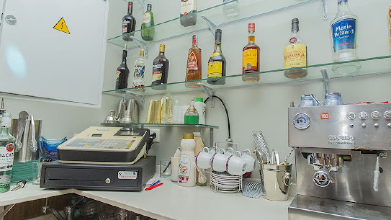 Commercial for sale in Torrevieja - € 378,000 (Ref: 7858223)