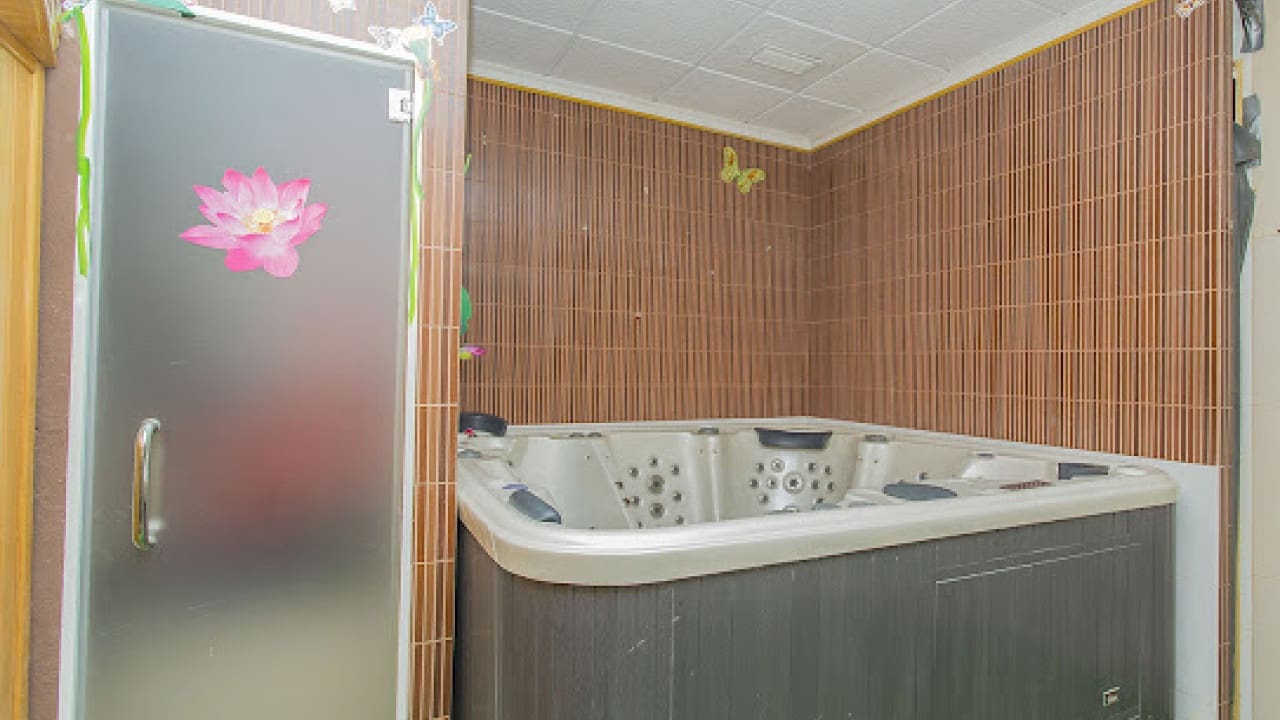 Commercial for sale in Torrevieja - € 378,000 (Ref: 7858223)