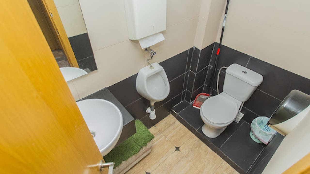 Commercial for sale in Torrevieja - € 378,000 (Ref: 7858223)