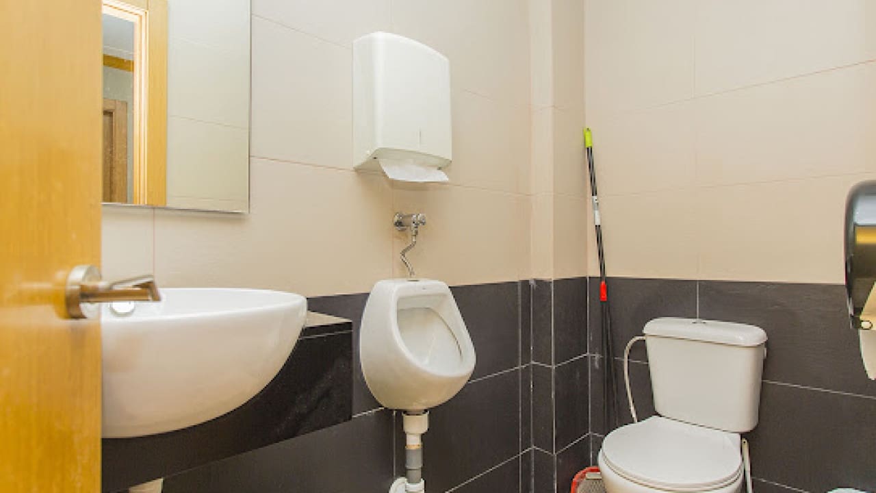 Commercial for sale in Torrevieja - € 378,000 (Ref: 7858223)