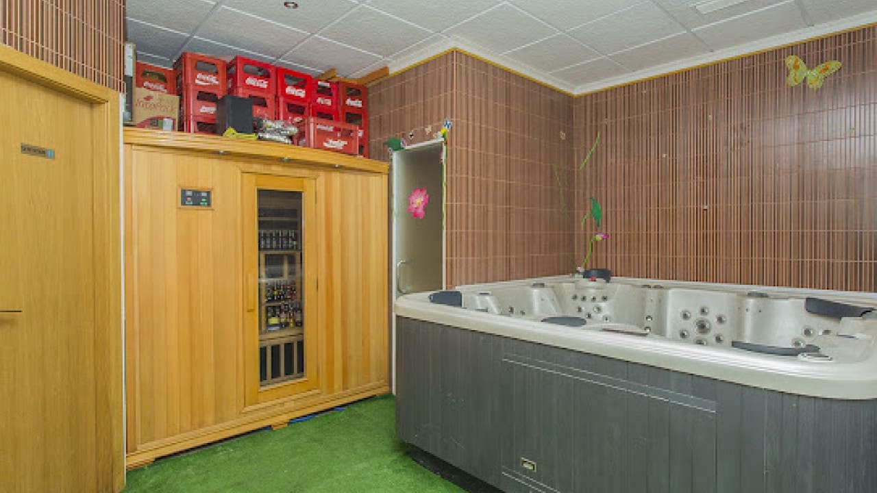 Commercial for sale in Torrevieja - € 378,000 (Ref: 7858223)