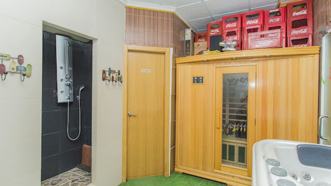 Commercial for sale in Torrevieja - € 378,000 (Ref: 7858223)