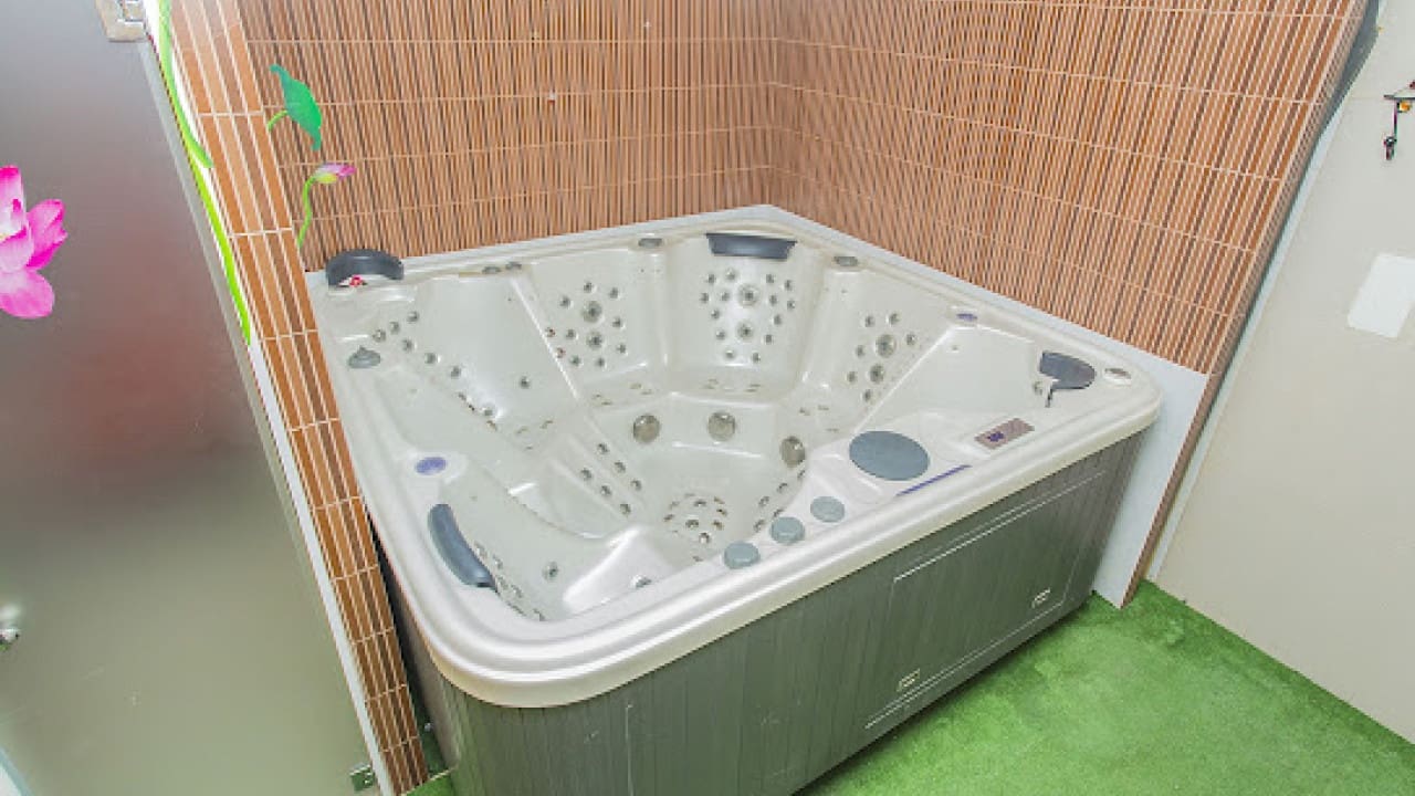 Commercial for sale in Torrevieja - € 378,000 (Ref: 7858223)