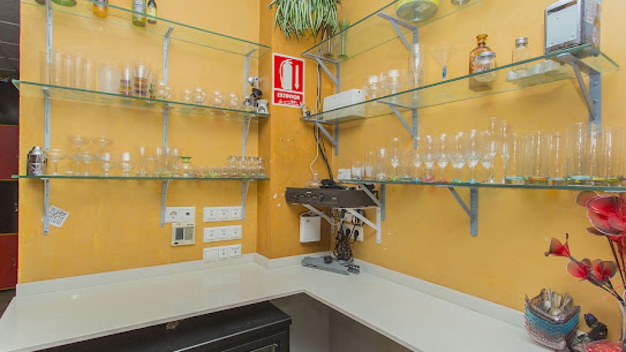 Commercial for sale in Torrevieja - € 378,000 (Ref: 7858223)