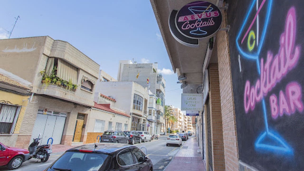 Commercial for sale in Torrevieja - € 378,000 (Ref: 7858223)