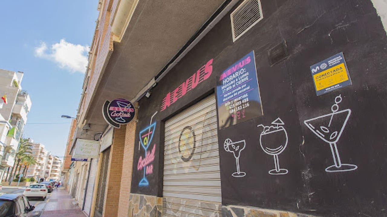 Commercial for sale in Torrevieja - € 378,000 (Ref: 7858223)