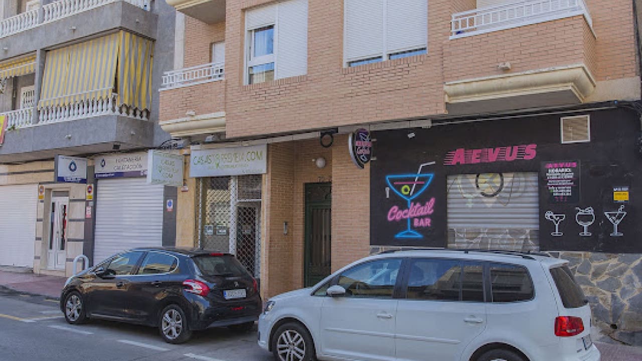 Commercial for sale in Torrevieja - € 378,000 (Ref: 7858223)
