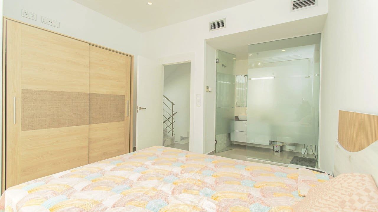 3 soveværelse Villa til salg i Orihuela Costa med swimmingpool garage - € 499.000 (Ref: 7887028)