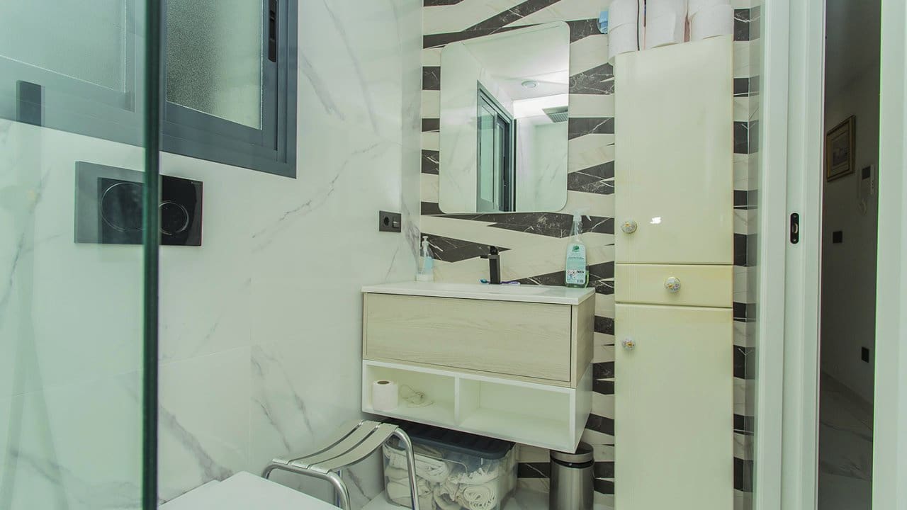 Apartamento de 3 habitaciones en Torrevieja en venta con piscina garaje - 308.500 € (Ref: 7941099)