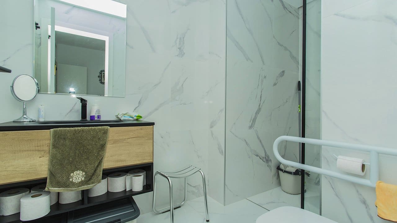 Apartamento de 3 habitaciones en Torrevieja en venta con piscina garaje - 308.500 € (Ref: 7941099)