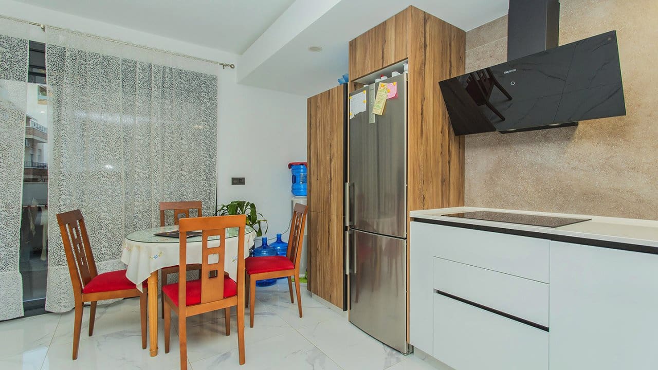 Apartamento de 3 habitaciones en Torrevieja en venta con piscina garaje - 308.500 € (Ref: 7941099)