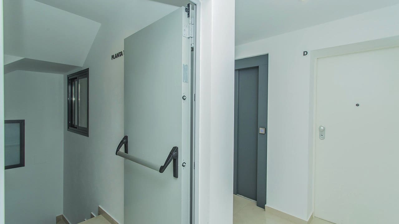 Apartamento de 3 habitaciones en Torrevieja en venta con piscina garaje - 308.500 € (Ref: 7941099)