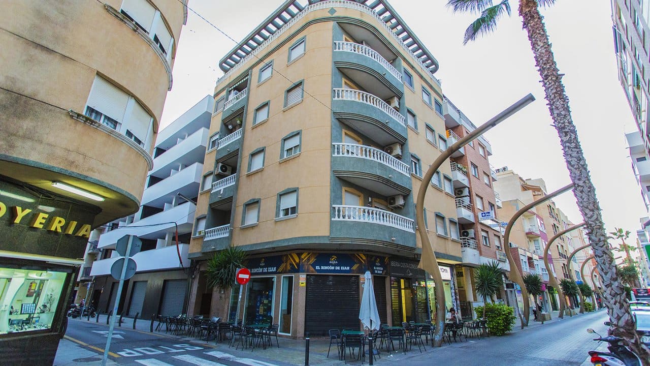 Apartamento de 3 habitaciones en Torrevieja en venta con piscina garaje - 308.500 € (Ref: 7941099)