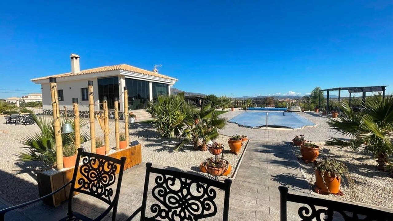 3 sovrum Villa till salu i Pinoso med pool - 332 000 € (Ref: 7971081)