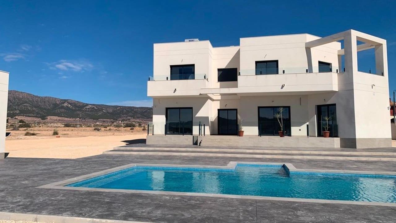 4 bedroom Villa for sale in Pinoso with pool - € 518,000 (Ref: 7971082)
