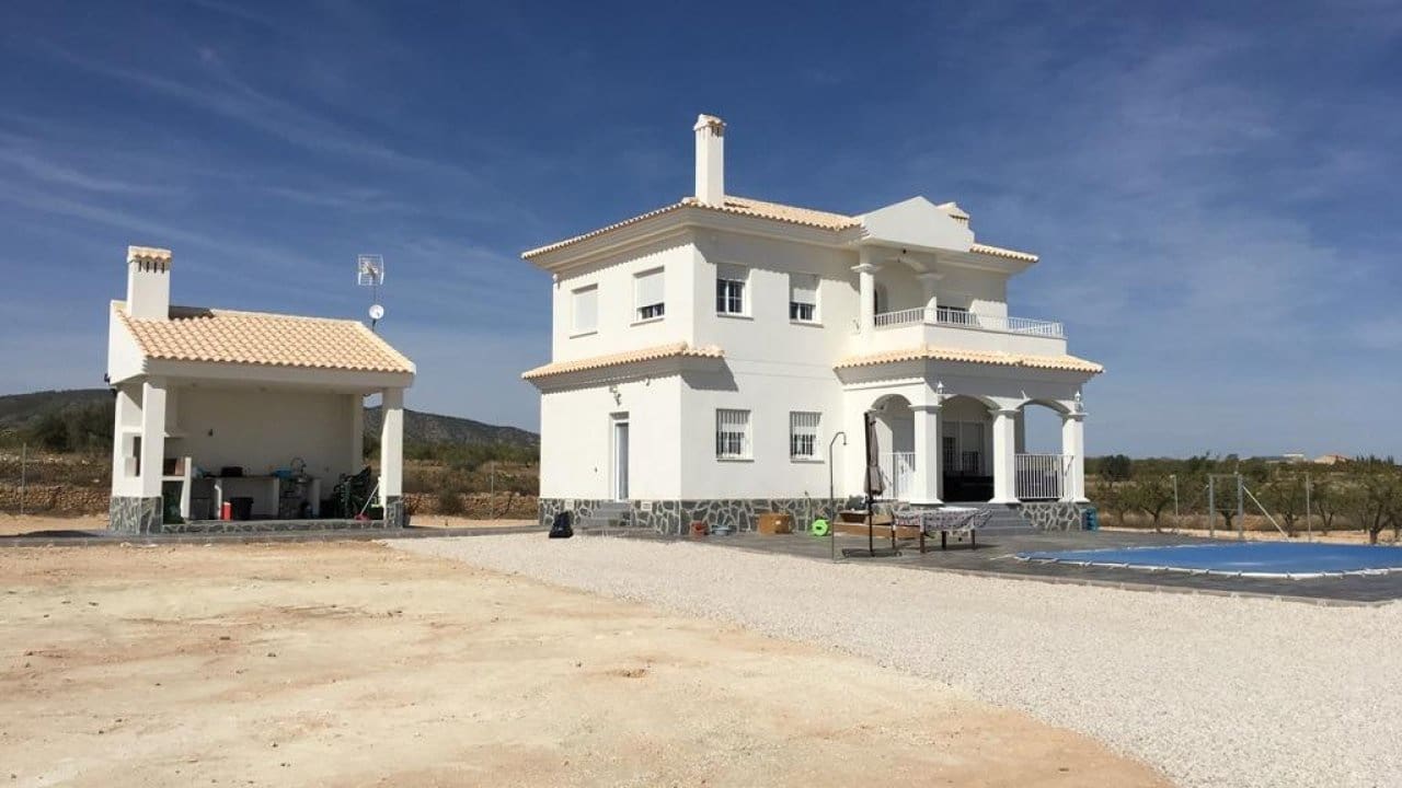 4 bedroom Villa for sale in Pinoso with pool - € 375,000 (Ref: 7971090)