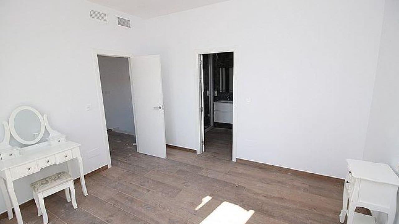 4 bedroom Villa for sale in Pinoso with pool - € 375,000 (Ref: 7971090)