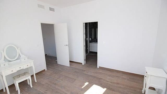 4 bedroom Villa for sale in Pinoso with pool - € 375,000 (Ref: 7971090)