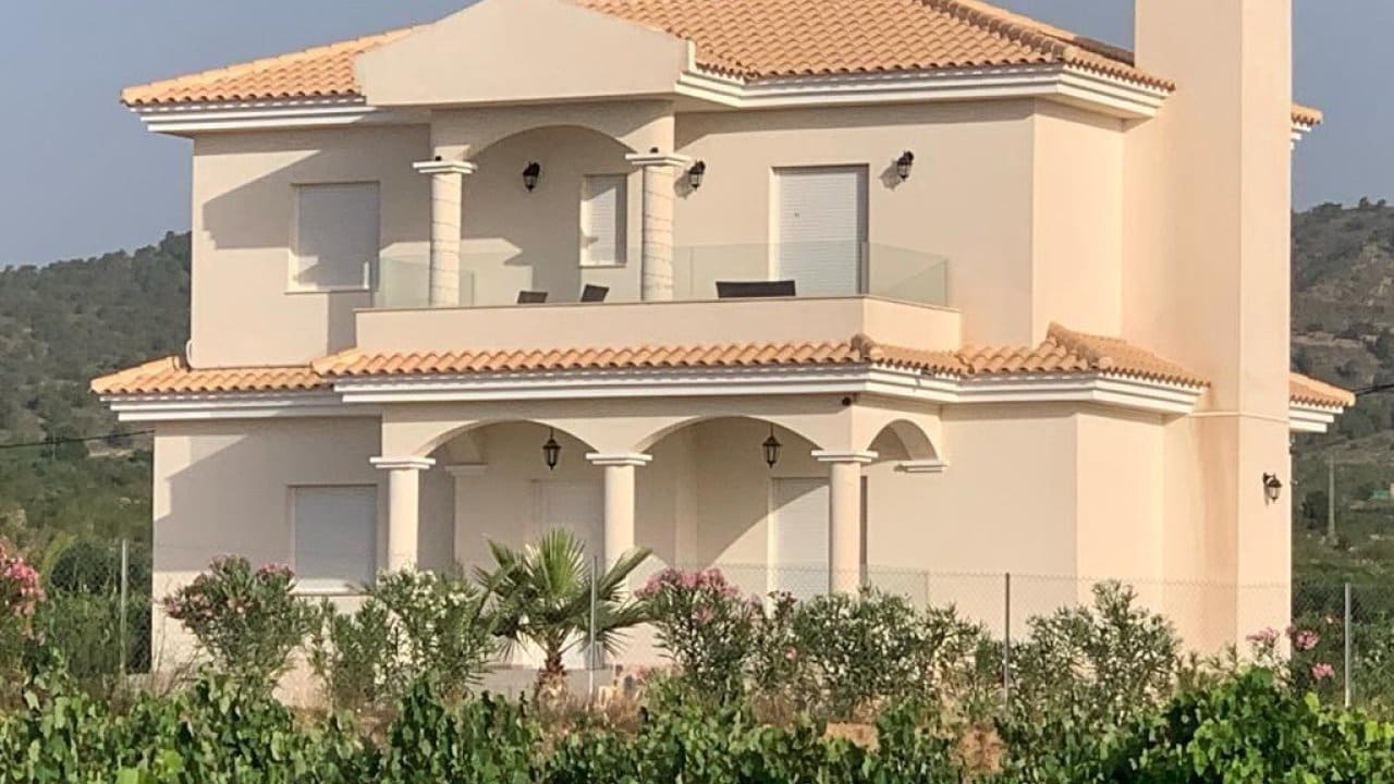 4 bedroom Villa for sale in Pinoso with pool - € 375,000 (Ref: 7971090)