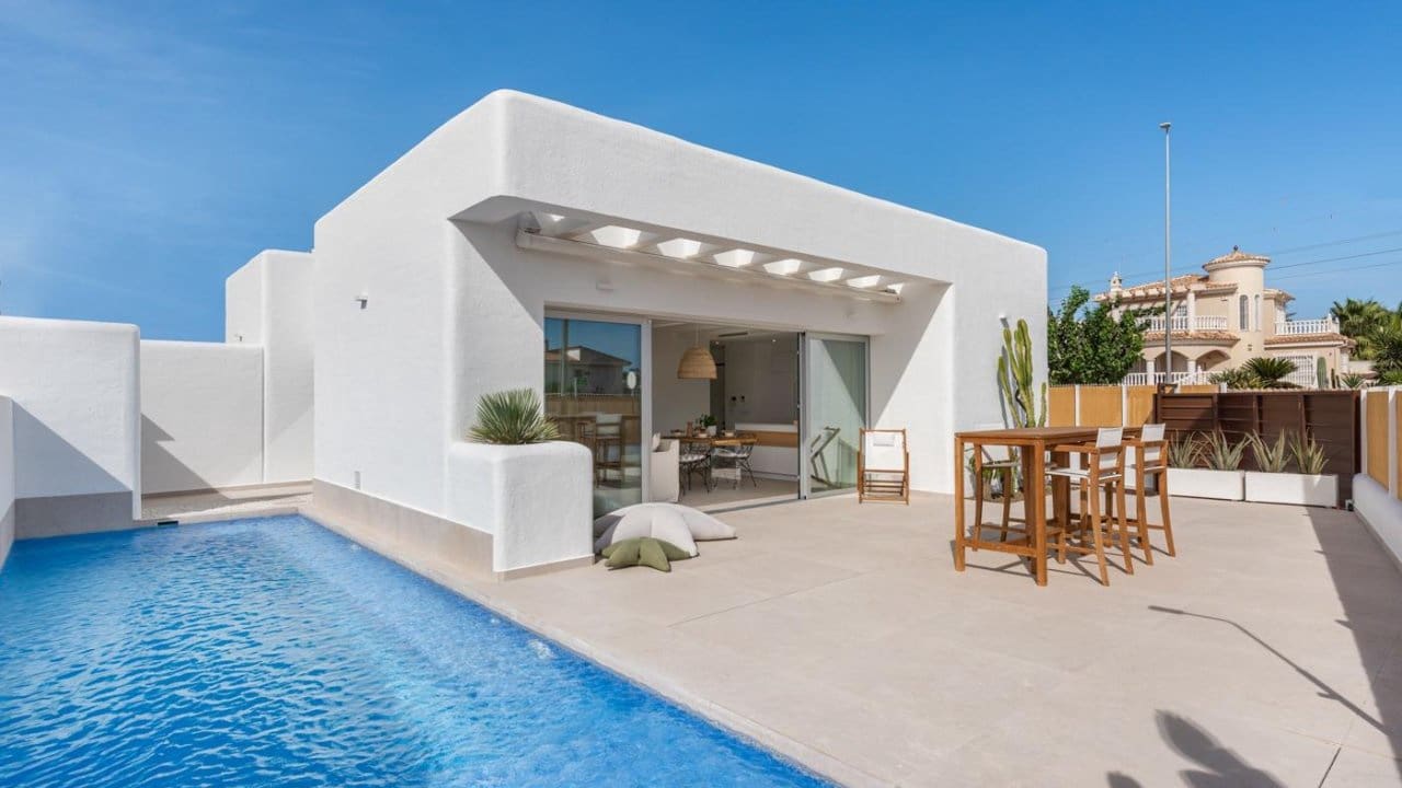 3 bedroom Villa for sale in Los Alcazares with pool - € 499,900 (Ref: 8515437)