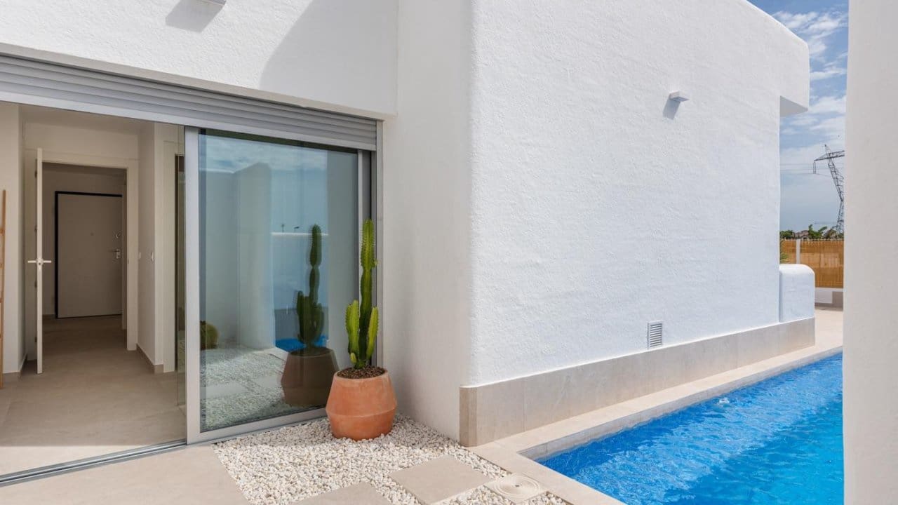 3 bedroom Villa for sale in Los Alcazares with pool - € 499,900 (Ref: 8515437)