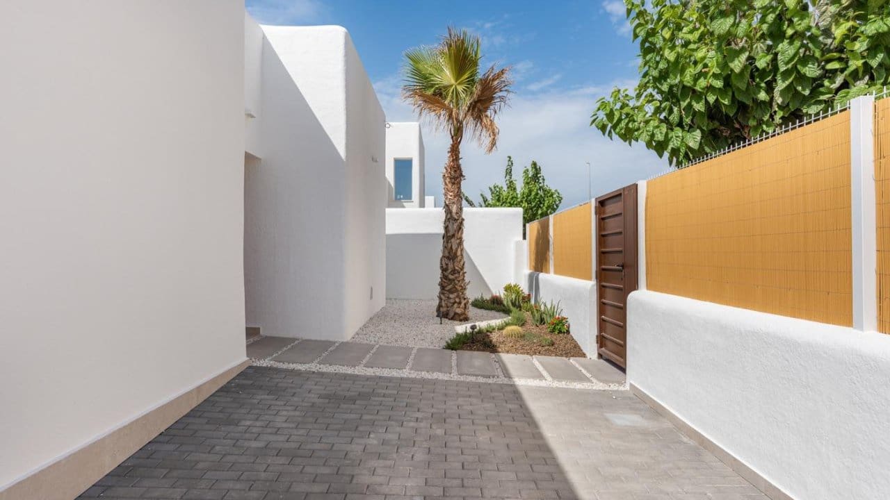 3 bedroom Villa for sale in Los Alcazares with pool - € 499,900 (Ref: 8515437)