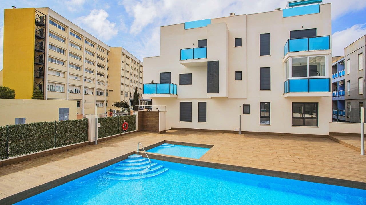 2 makuuhuone Huoneisto myytävänä paikassa Torrevieja mukana uima-altaan - 165 000 € (Ref: 8518691)