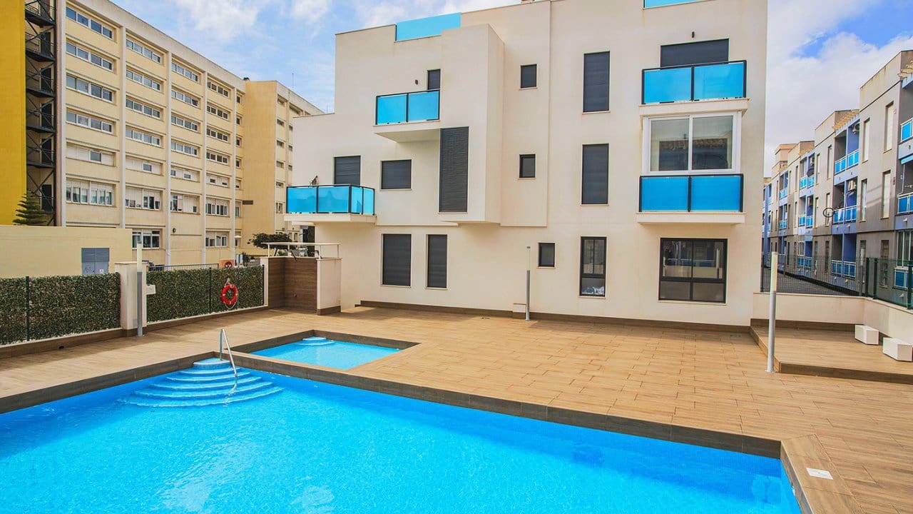 2 makuuhuone Huoneisto myytävänä paikassa Torrevieja mukana uima-altaan - 165 000 € (Ref: 8518691)