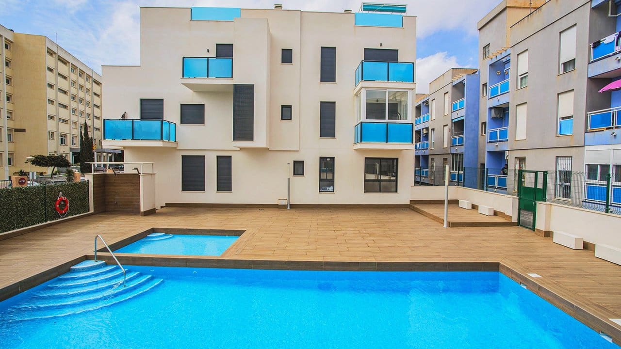 2 makuuhuone Huoneisto myytävänä paikassa Torrevieja mukana uima-altaan - 165 000 € (Ref: 8518691)