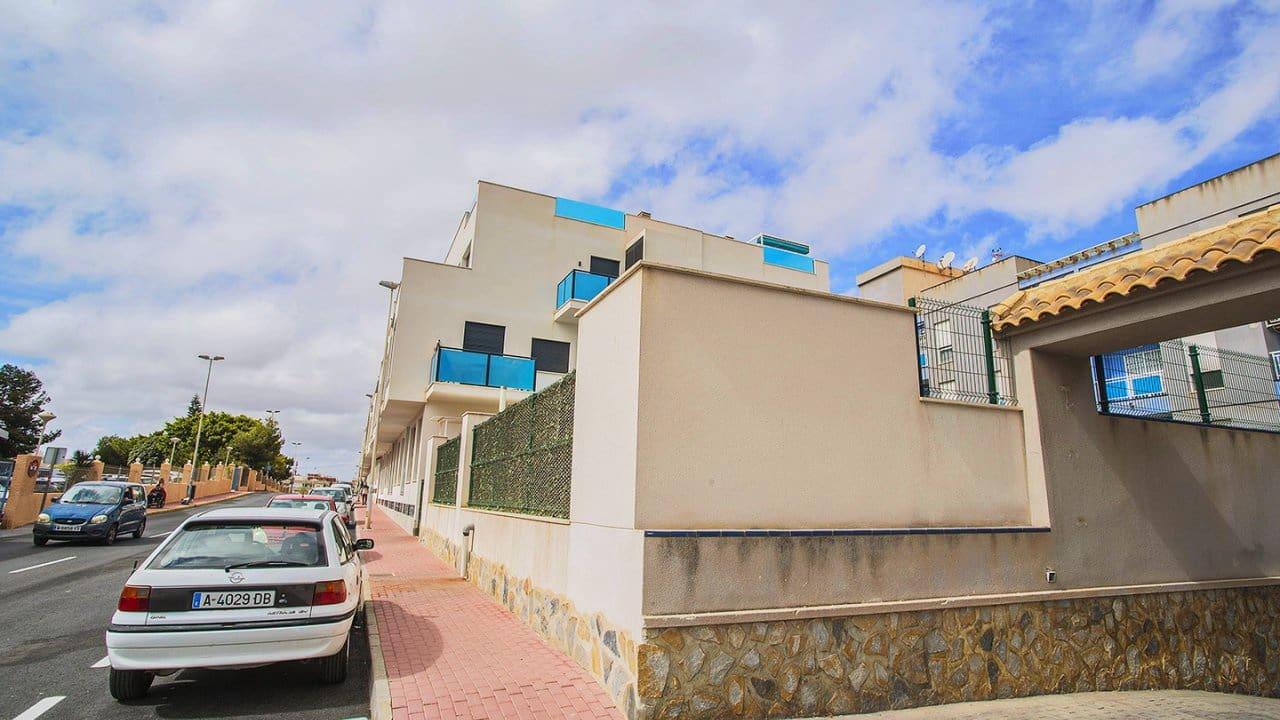 2 makuuhuone Huoneisto myytävänä paikassa Torrevieja mukana uima-altaan - 165 000 € (Ref: 8518691)