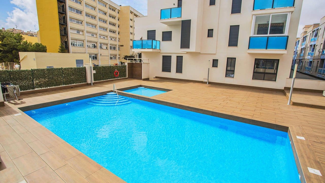 2 makuuhuone Huoneisto myytävänä paikassa Torrevieja mukana uima-altaan - 165 000 € (Ref: 8518691)