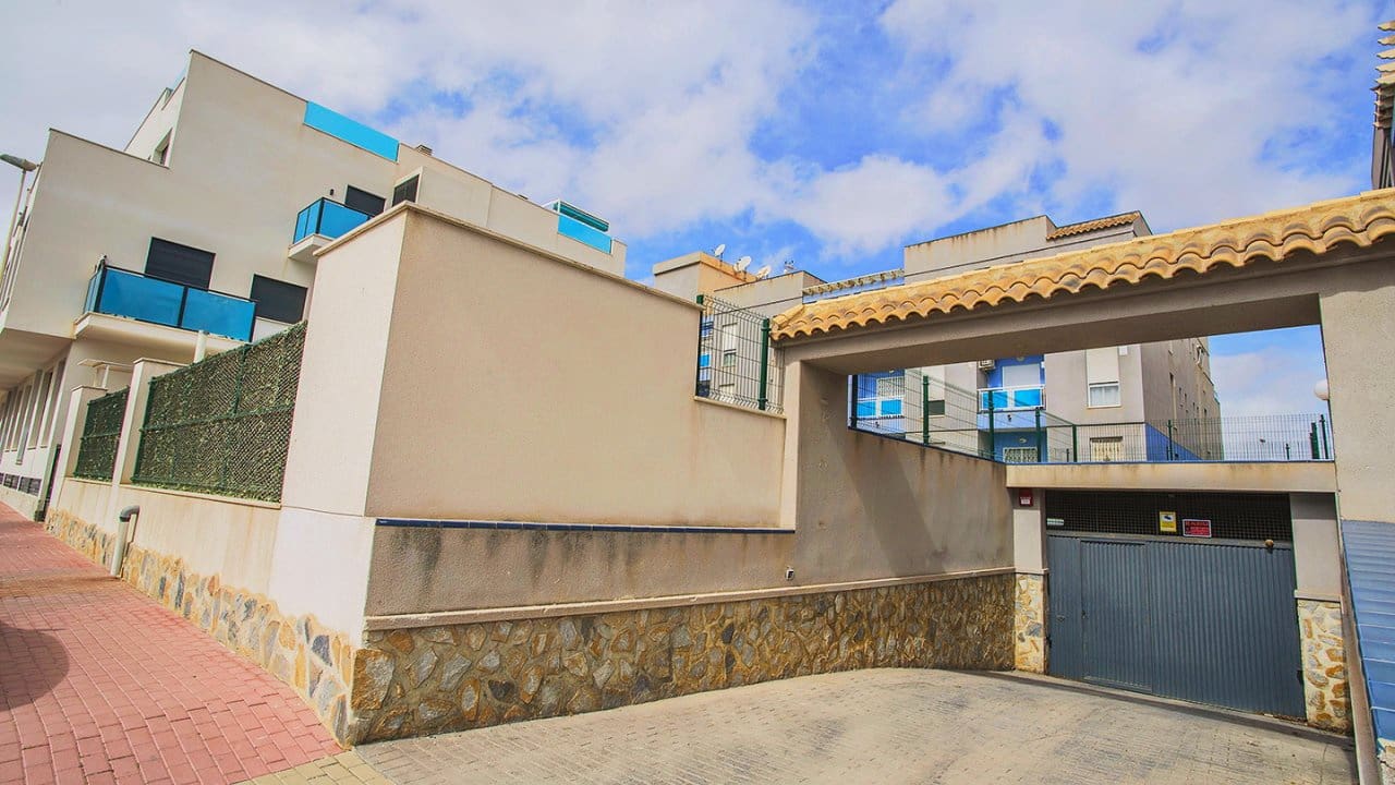 2 makuuhuone Huoneisto myytävänä paikassa Torrevieja mukana uima-altaan - 165 000 € (Ref: 8518691)
